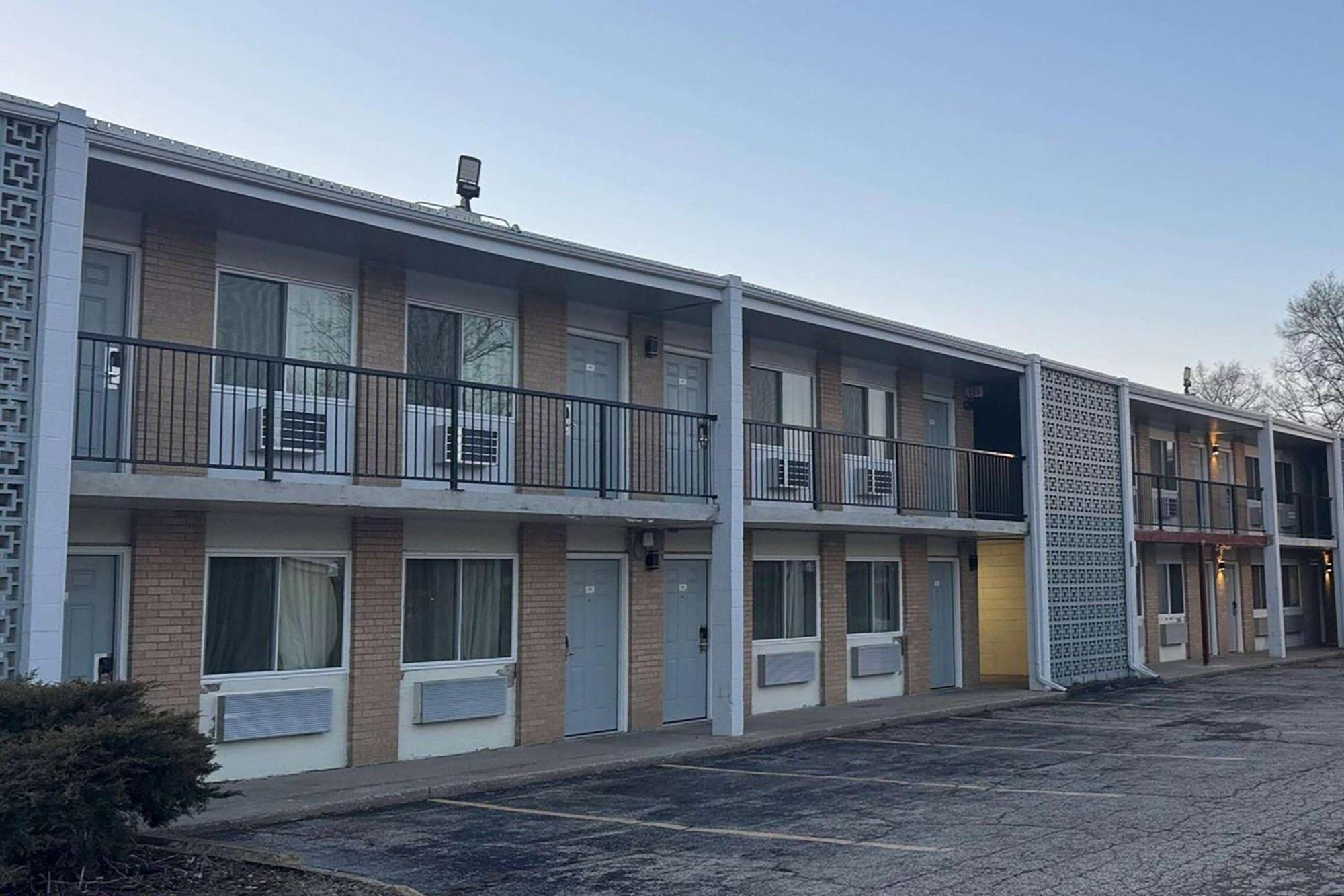 Hotel Super 8 By Wyndham Rockford South Extérieur photo